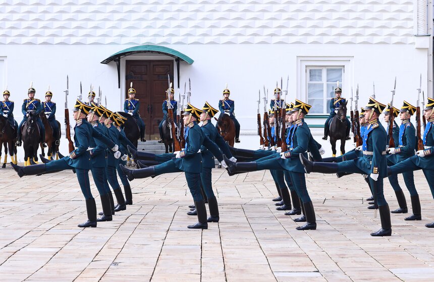 Последняя в 2026 году церемония развода караулов прошла в Кремле 9 фото