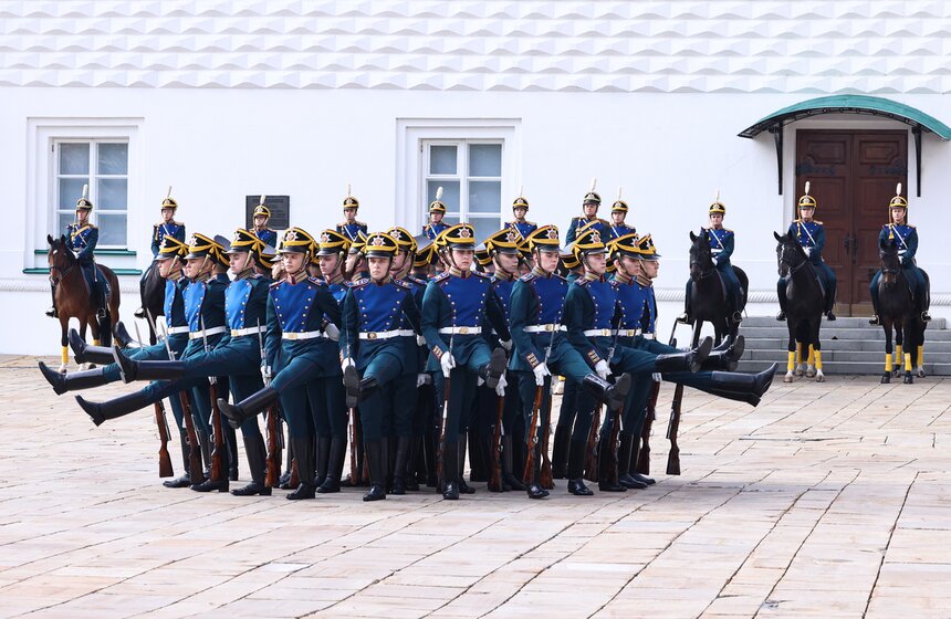 Последняя в 2026 году церемония развода караулов прошла в Кремле 11 фото