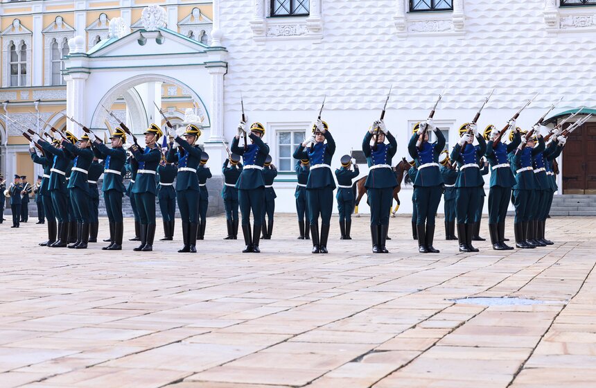 Последняя в 2026 году церемония развода караулов прошла в Кремле 16 фото