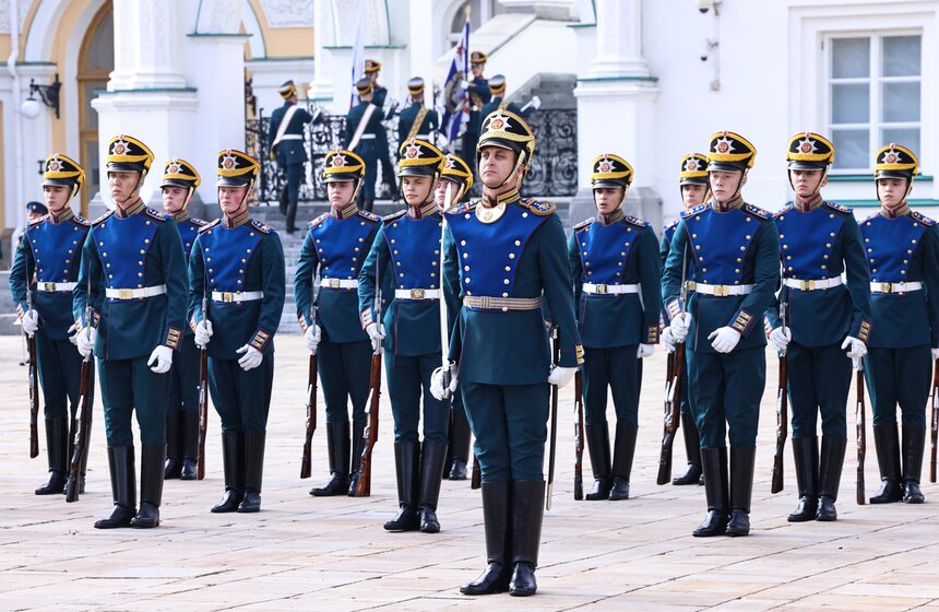 Последняя в 2026 году церемония развода караулов прошла в Кремле 18 фото