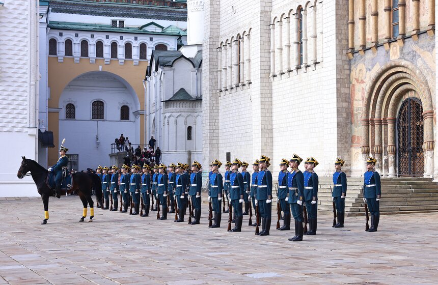 Последняя в 2026 году церемония развода караулов прошла в Кремле 3 фото