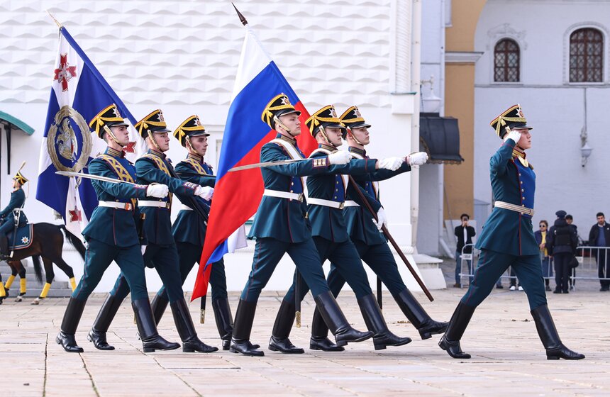 Последняя в 2026 году церемония развода караулов прошла в Кремле 20 фото