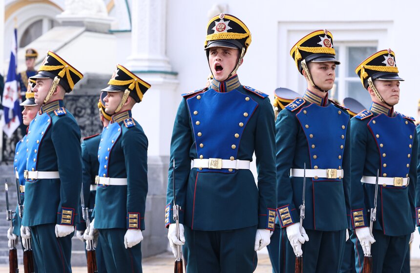 Последняя в 2026 году церемония развода караулов прошла в Кремле 8 фото