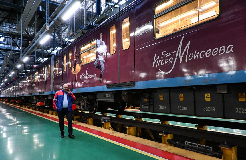 В московском метро запустили поезд к 90-летию ансамбля Игоря Моисеева 14 фото