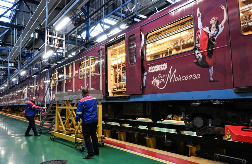 В московском метро запустили поезд к 90-летию ансамбля Игоря Моисеева 10 фото