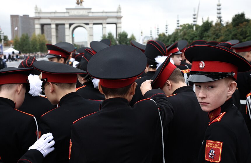 Более 400 воспитанников Первого Московского кадетского корпуса приняли присягу на ВДНХ 1 фото