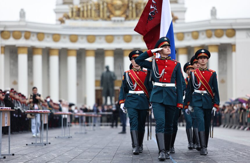 Более 400 воспитанников Первого Московского кадетского корпуса приняли присягу на ВДНХ 12 фото