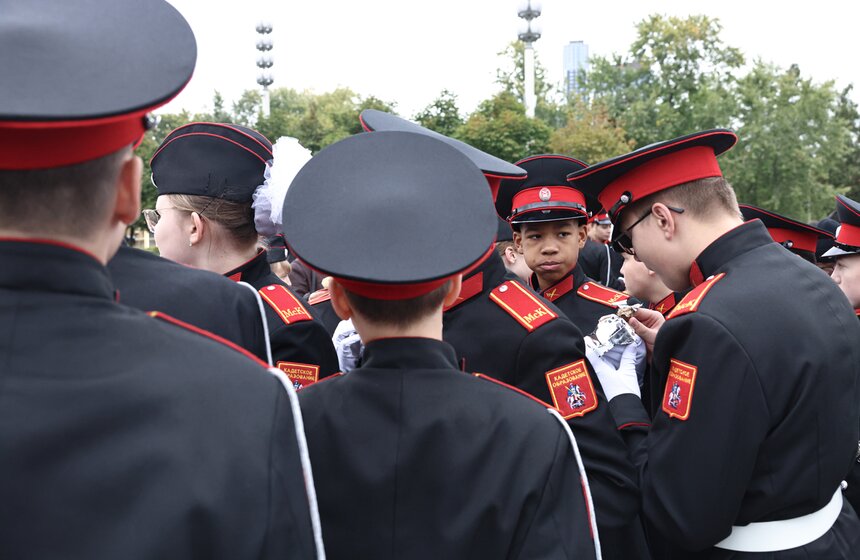 Более 400 воспитанников Первого Московского кадетского корпуса приняли присягу на ВДНХ 4 фото