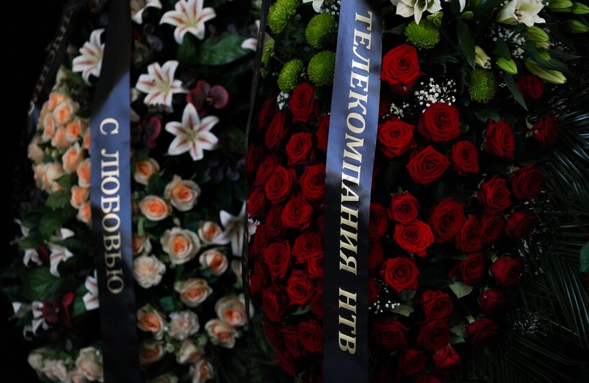Прощание с Сергеем Соседовым прошло на Троекуровском кладбище 11 фото