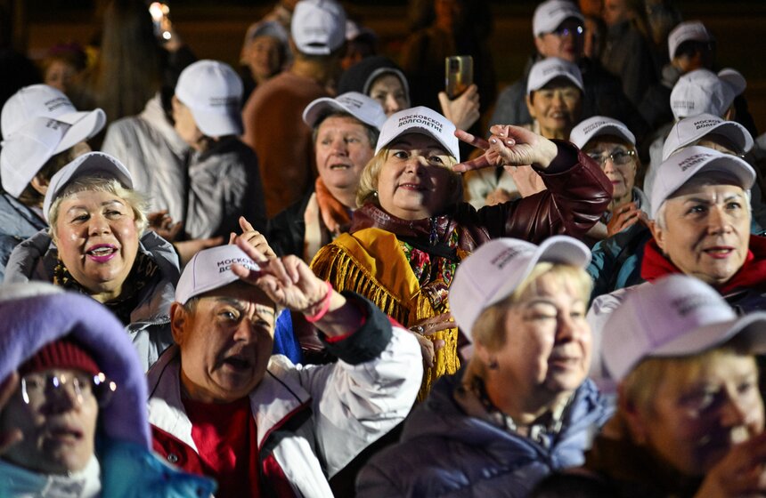 Танцевальный флешмоб прошел на ВДНХ в День старшего поколения 6 фото