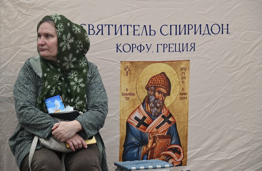 Мощи Спиридона Тримифунтского доставили в храм Христа Спасителя 3 фото