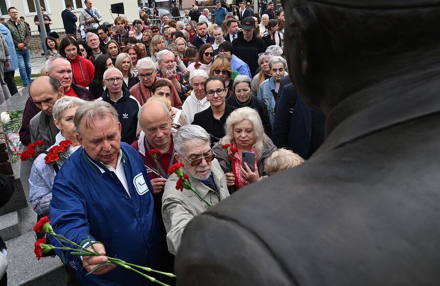 Памятник Юрию Лужкову открыли в Большом Сухаревском переулке в Москве 16 фото