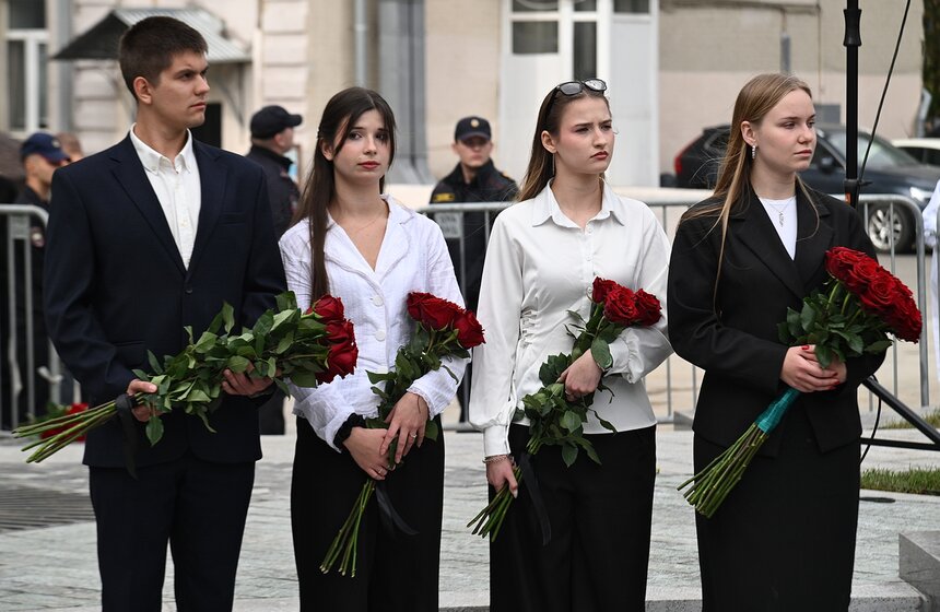 Памятник Юрию Лужкову открыли в Большом Сухаревском переулке в Москве 4 фото