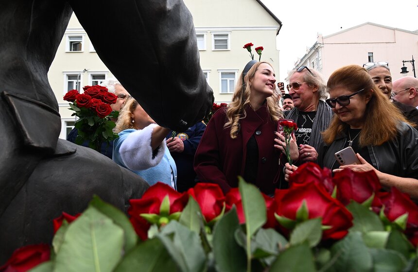 Памятник Юрию Лужкову открыли в Большом Сухаревском переулке в Москве 7 фото