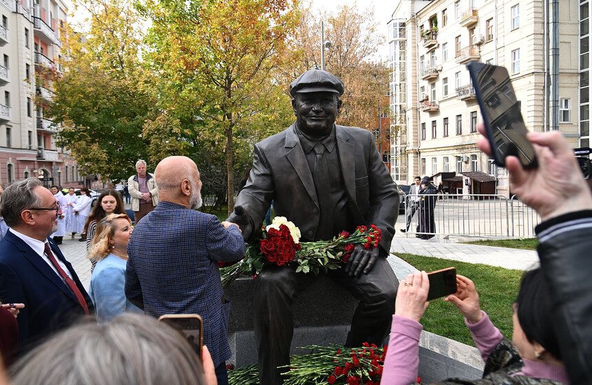 Памятник Юрию Лужкову открыли в Большом Сухаревском переулке в Москве 20 фото