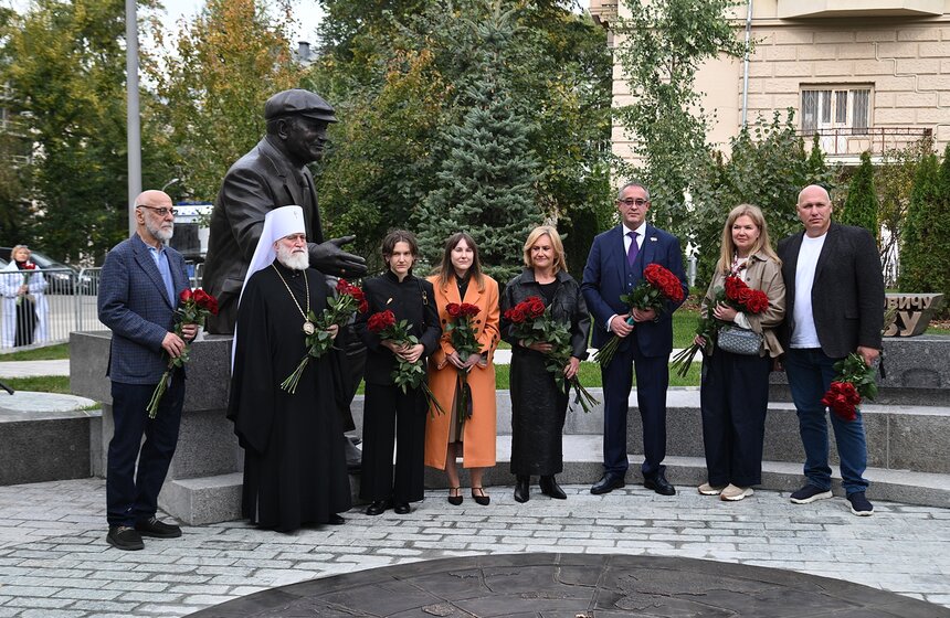 Памятник Юрию Лужкову открыли в Большом Сухаревском переулке в Москве 6 фото