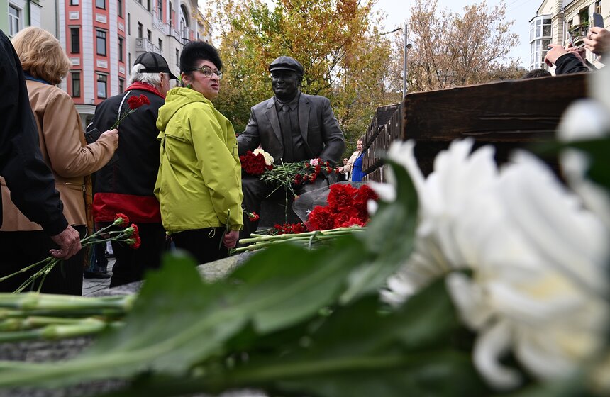 Памятник Юрию Лужкову открыли в Большом Сухаревском переулке в Москве 17 фото