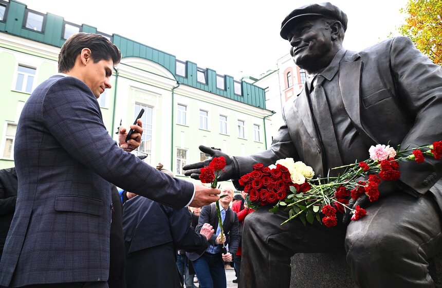 Памятник Юрию Лужкову открыли в Большом Сухаревском переулке в Москве 15 фото
