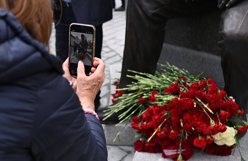 Памятник Юрию Лужкову открыли в Большом Сухаревском переулке в Москве 21 фото