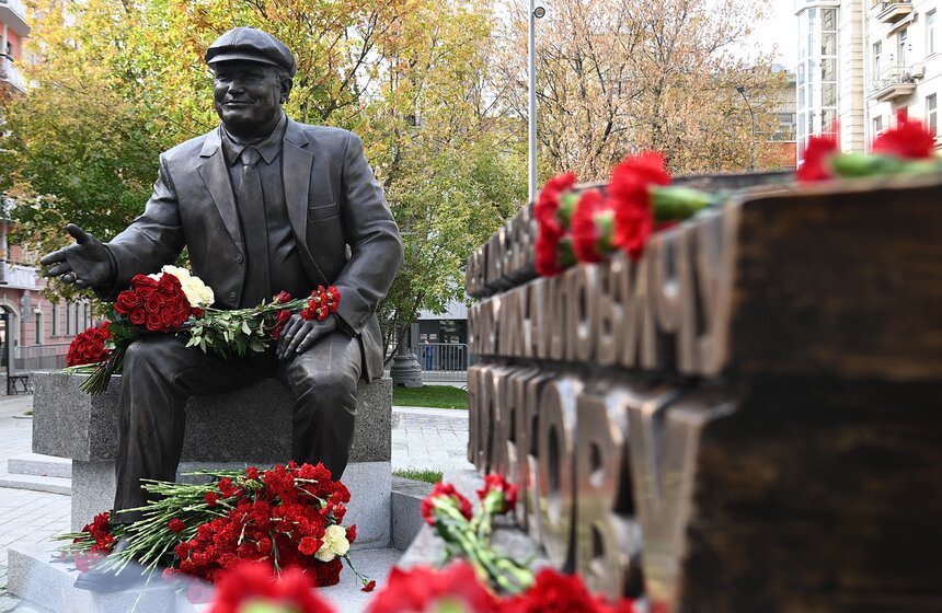 Памятник Юрию Лужкову открыли в Большом Сухаревском переулке в Москве 22 фото