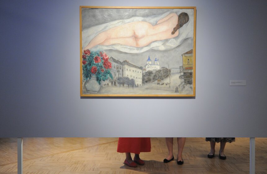 Картина "Обнаженная над Витебском", представленная на выставке "Марк Шагал. Истоки творческого языка художника" в Третьяковской галерее
