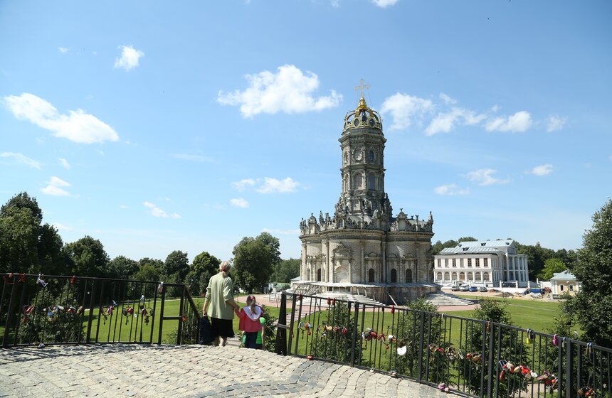 Знаменская церковь усадебного комплекса Дубровицы