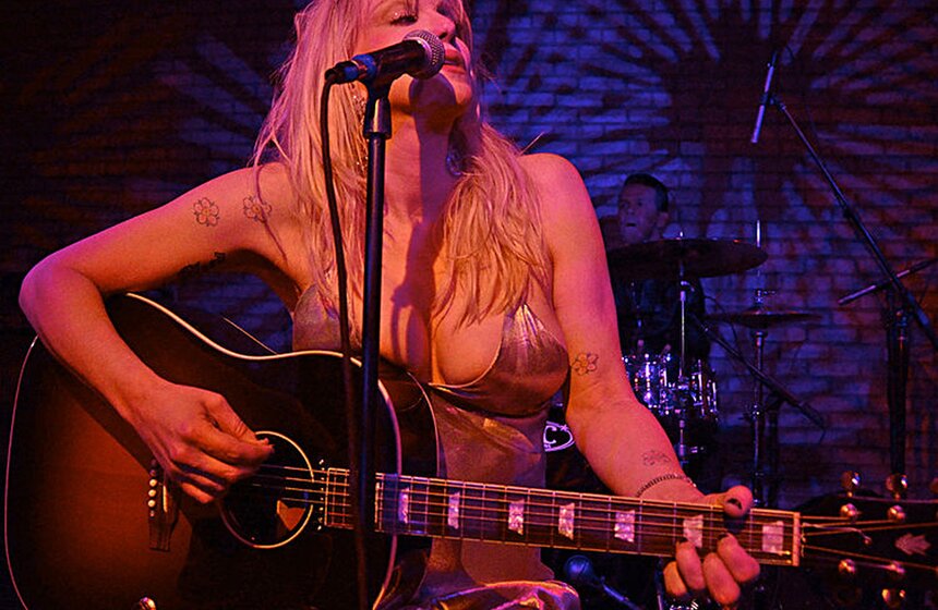 Рок-певице и актрисе Кортни Лав исполнилось 50 лет 4 фото