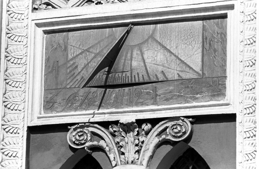 Солнечные часы на здании историко-архивного института, 1973 год