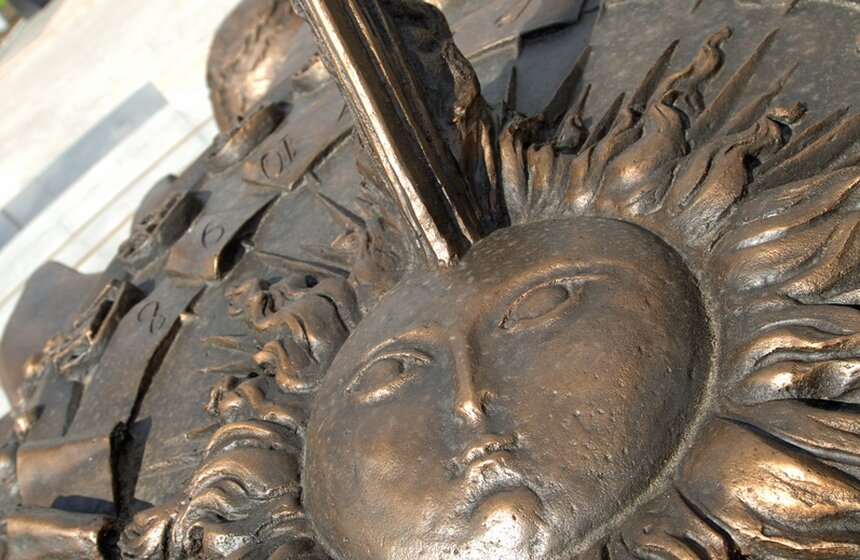 Солнечные часы на аллее Космонавтов