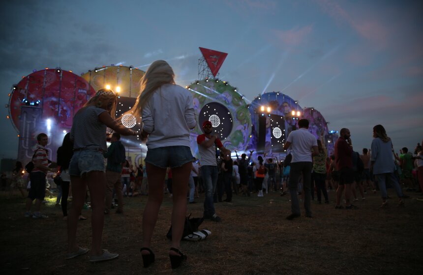 На Тушинском аэродроме прошел фестиваль музыки Fruit Vibrations 41 фото