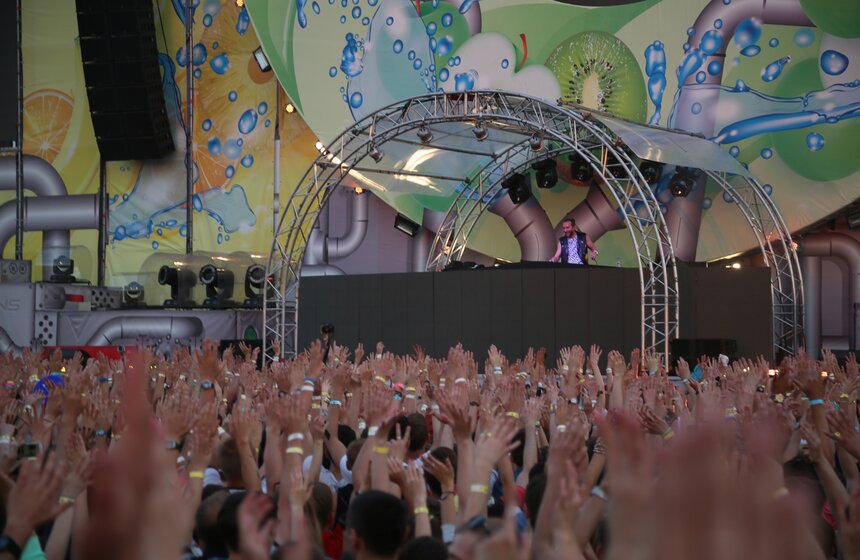 На Тушинском аэродроме прошел фестиваль музыки Fruit Vibrations 33 фото