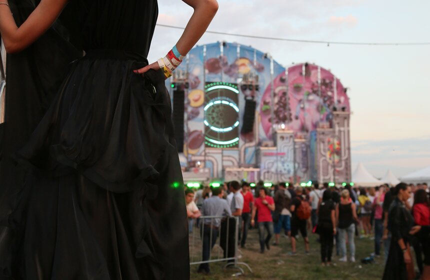 На Тушинском аэродроме прошел фестиваль музыки Fruit Vibrations 37 фото