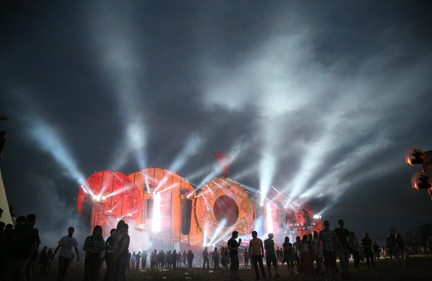 На Тушинском аэродроме прошел фестиваль музыки Fruit Vibrations 45 фото