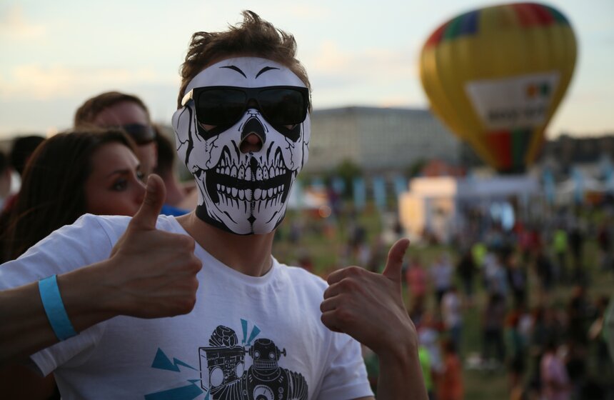 На Тушинском аэродроме прошел фестиваль музыки Fruit Vibrations 22 фото