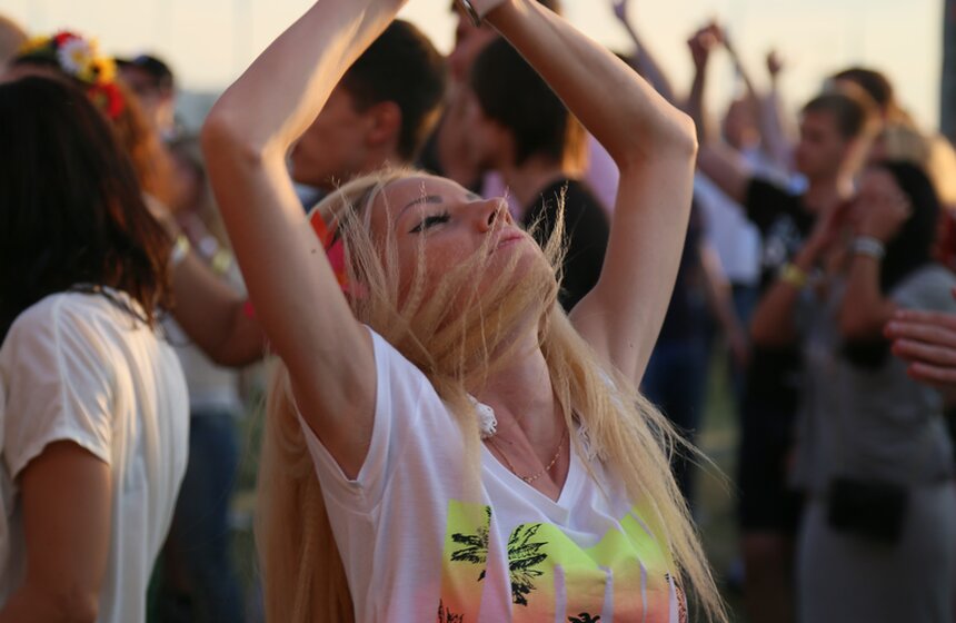 На Тушинском аэродроме прошел фестиваль музыки Fruit Vibrations 21 фото