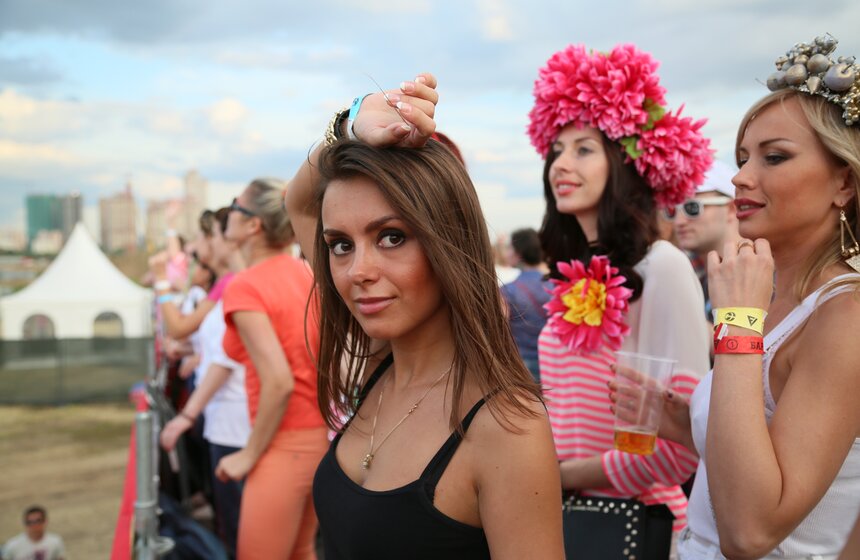 На Тушинском аэродроме прошел фестиваль музыки Fruit Vibrations 15 фото