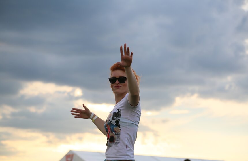 На Тушинском аэродроме прошел фестиваль музыки Fruit Vibrations 16 фото