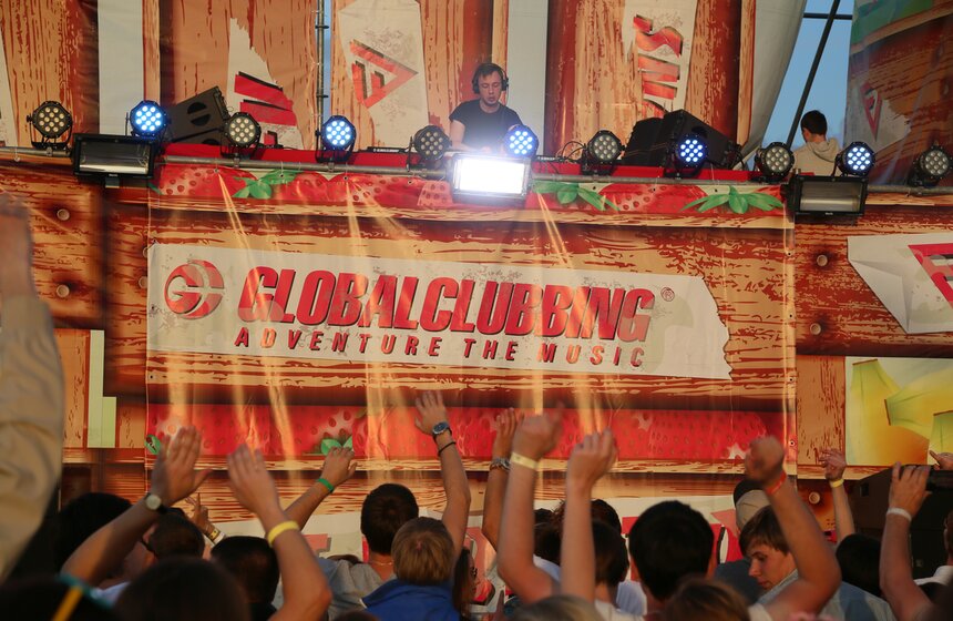 На Тушинском аэродроме прошел фестиваль музыки Fruit Vibrations 20 фото