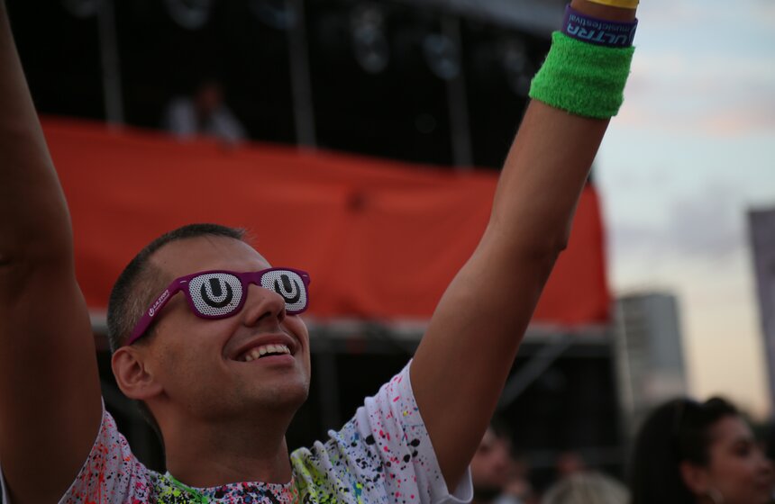 На Тушинском аэродроме прошел фестиваль музыки Fruit Vibrations 32 фото