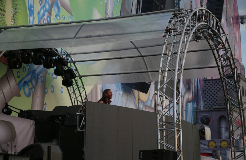 На Тушинском аэродроме прошел фестиваль музыки Fruit Vibrations 26 фото