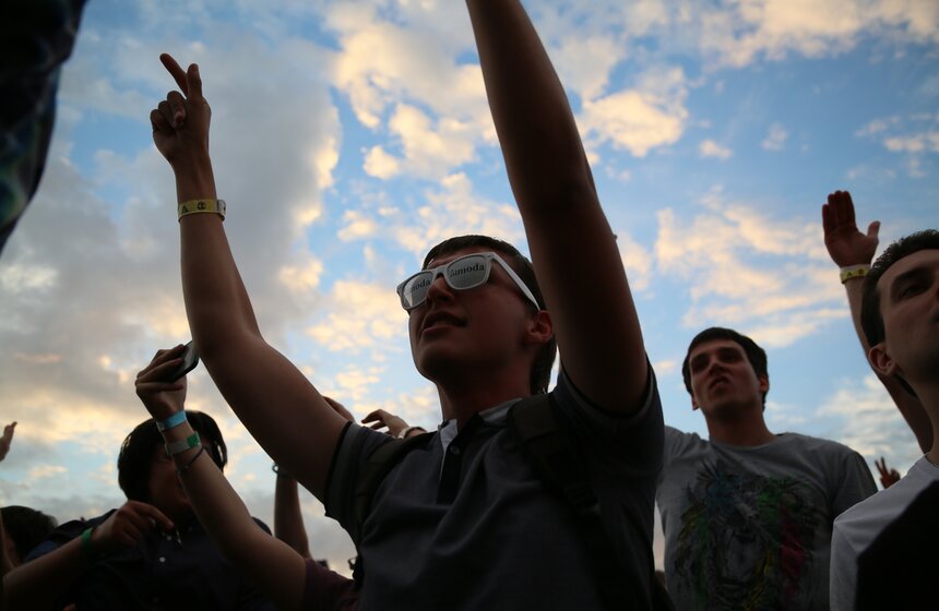 На Тушинском аэродроме прошел фестиваль музыки Fruit Vibrations 28 фото