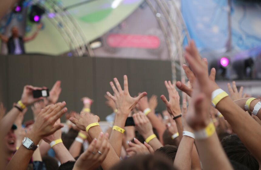 На Тушинском аэродроме прошел фестиваль музыки Fruit Vibrations 27 фото