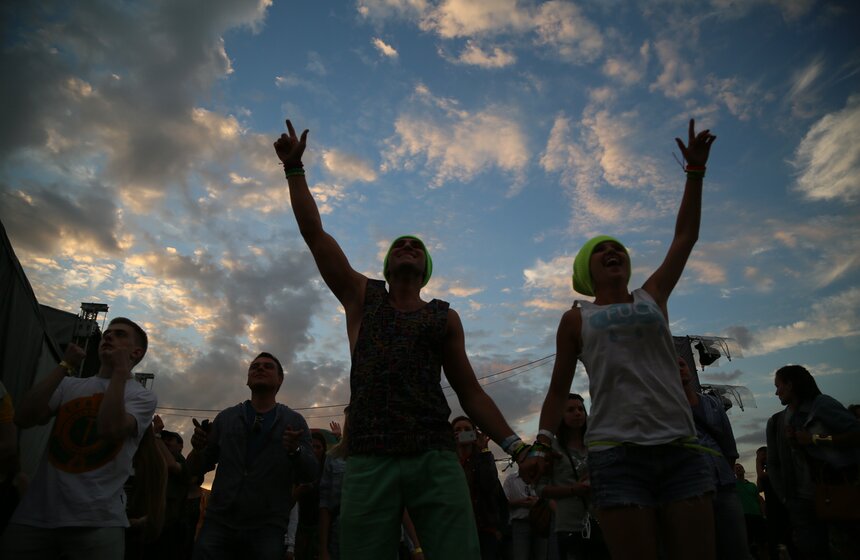 На Тушинском аэродроме прошел фестиваль музыки Fruit Vibrations 30 фото