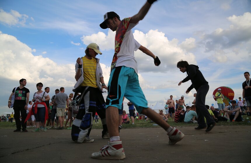 На Тушинском аэродроме прошел фестиваль музыки Fruit Vibrations 12 фото