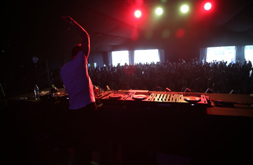 На Тушинском аэродроме прошел фестиваль музыки Fruit Vibrations 10 фото