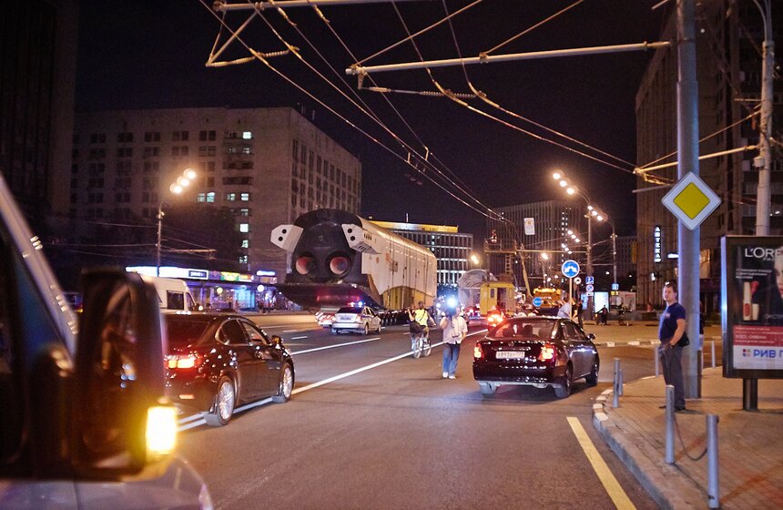 Первый советский шаттл "Буран" перевезли на ВДНХ 12 фото