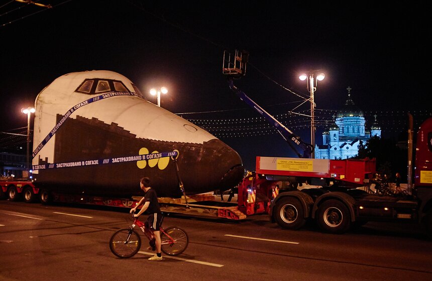 Первый советский шаттл "Буран" перевезли на ВДНХ 15 фото