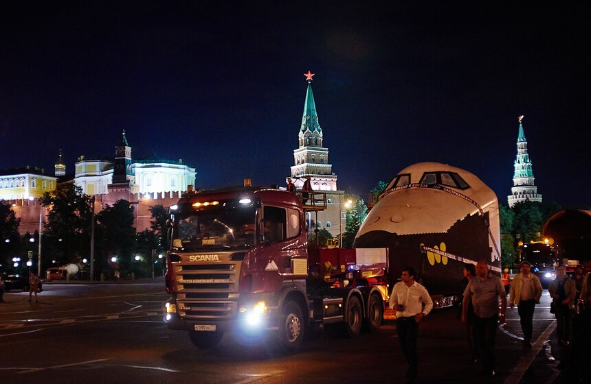 Первый советский шаттл "Буран" перевезли на ВДНХ 17 фото