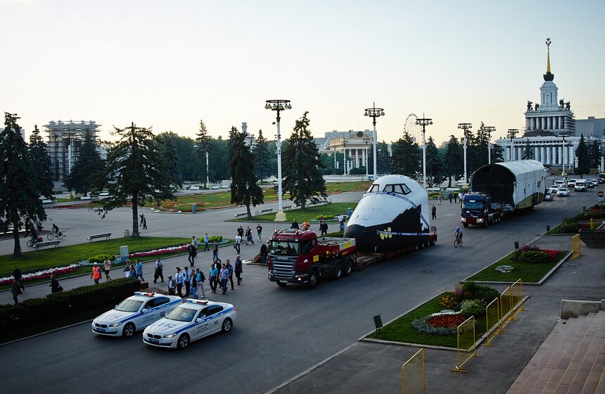 Первый советский шаттл "Буран" перевезли на ВДНХ 24 фото