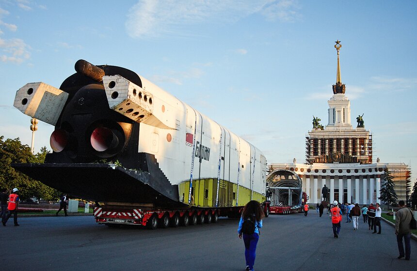 Первый советский шаттл "Буран" перевезли на ВДНХ 23 фото